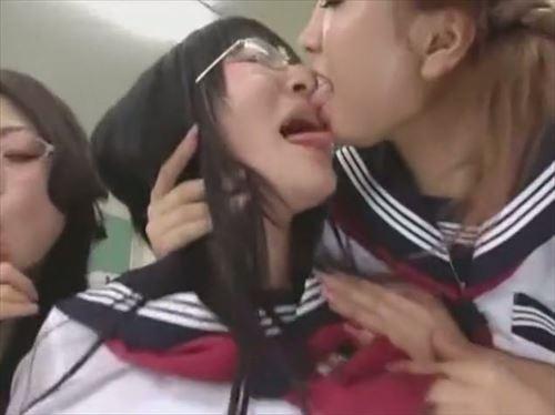 クラスの女の子と激しい性行為をして、下着姿で
