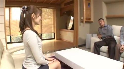 千佳は熟れた女性。その魅力と肉体は、男を魅了し、快楽の提供者となる