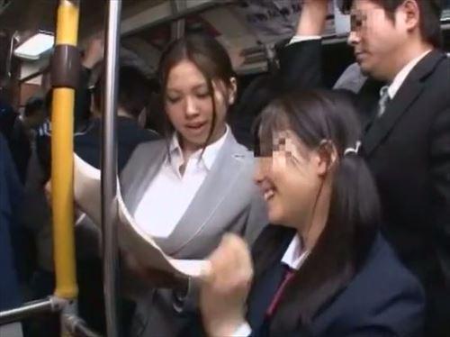 女子校生が痴漢に遭い、女教師が必死に庇う姿があった。その行為に、痴漢の手は秘部に伸ばされ、卑猥な淫技で少女を快感に引きずり込み、最後には膣内射精を許す。