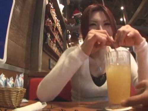 美貌の妻が男の欲望を受け入れ、肉体を尽くす。黒ずくめの男の命令に従い、超エッチ的に辱められ、喘ぎ声を上げる