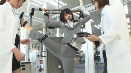 若い女性社員、研修で性的体験をし、興奮と快楽の末に激しい痙攣を起こした