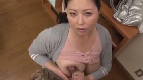 義母、めっちゃエロい体してて、俺の彼女の前で、ムチャクチャ触って、潮吹きそうになってて、マジやば