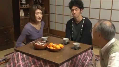 日向の近所のおばさん、コタツの中でおじさん、めっちゃエッチな事したい。