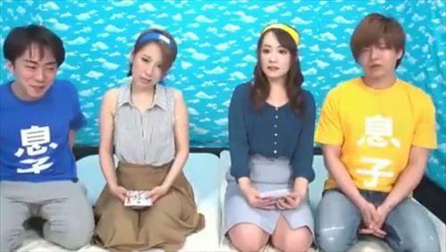 美人な人妻は、息子がいる前で、マゾヒストなプレイを始めた。