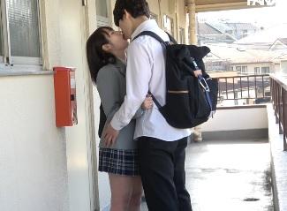 彼氏とイチャついてたら、隣のオジサンに見られていて…欲情した男に部屋に連れ込まれてしまった美少女！？