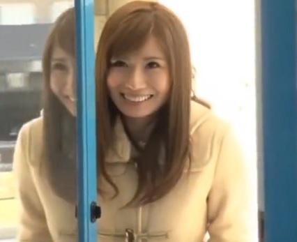 ［手コキ］ 普段味わえない感情が溢れ出し過激なセックスで足腰がガクガクとイキまくる美乳妻