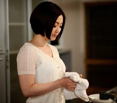［手コキ］ぴかぴかボディで興奮した男に最高のモノで満たされセックスの極みを感じる奥様