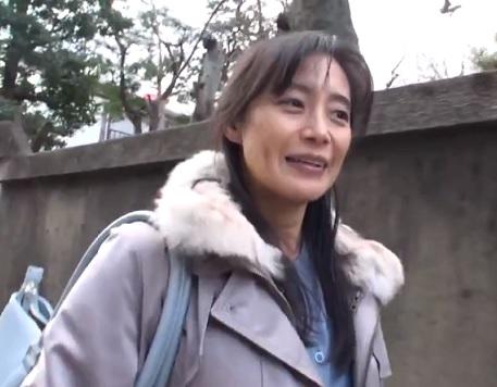 ［ベロチュー］唾液絡みのフェラと大胆に開いた脚間への激しいピストンで興奮が止まらない奥様