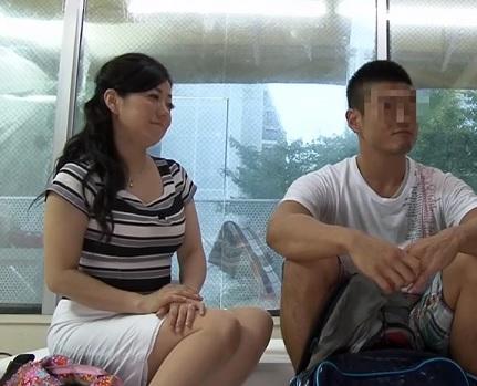 ［熟女］ 最高のキツキツの◯んこで絶対的な勃起マラを締め込み子宮をポコッとされる人妻