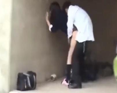 ［野外］感情が慎重になり、狂おしいほどの快感に貫かれ、尊い気持ちよさに没頭するお嬢ちゃん
