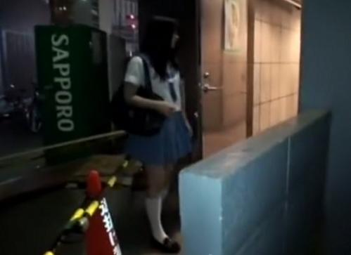 ［巨乳］気持ちの悪い舌を入れて絡ませてき、恐怖の中でも自然と力が抜けてきてしまう巨乳娘
