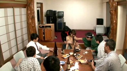 母と息子、宴会で甘い密会…親戚の冷たい視線も忘れて、気持ちを重ね合わせる…唇が触れ合う瞬間、甘酸っぱい密な香りが漂う…あぁ… www