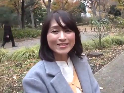 【四十路五十路人妻ナンパ❤素人】車内放尿アナル開帳の羞恥プレイで欲情させたおばさん達に他人棒ハメて寝取る不倫セックス！
