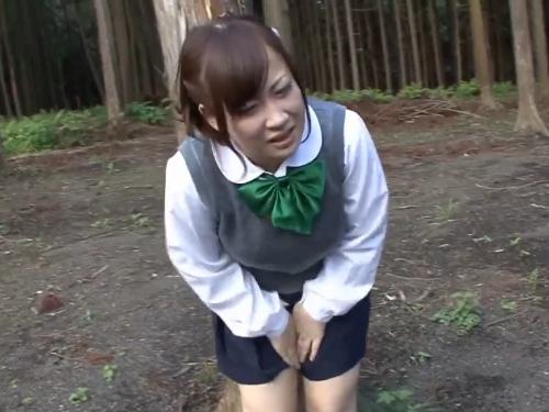 【野ション女子校生❤素人】道脇でおしっこしようとしたら地主に見つかり脅され…お漏らししちゃってパンツ脱がされ犯されちゃう