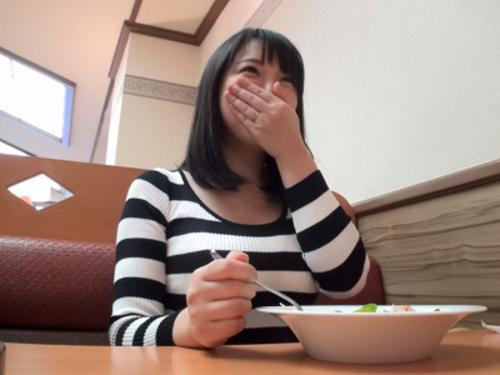 【爆乳人妻ナンパ❤素人】豊満なおっぱいがエロいアラサー奥様を口説いてヤリ部屋連れ込み…盗撮されてるとも知らず不倫SEX