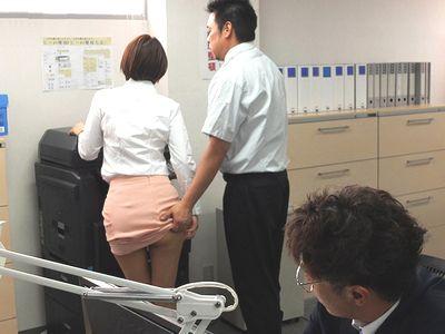 日常的にパワハラが行われる会社で自分を庇ってくれた巨乳美人女上司がセクハラされるようになってしまい…【エロドラマ】