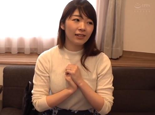 ［筆おろし］ 相手のツボをその澄んだ瞳で見極め、握った後におねだり挿入を求めちゃう美人妻