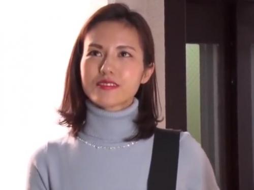 ［中出し］ 謎めいた美顔と絶品のビジュアルで撮られながらのガチファックで高揚する美熟女