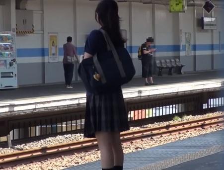 ［レイプ］性的な玩具にされるなんて！抵抗する力も失いぐったりと動けずにいる女子校生