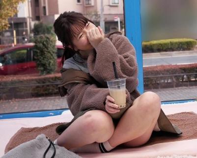 ［ベロチュー］唾液絡みのフェラと大胆に開いた脚間への激しいピストンで興奮が止まらない可愛い子