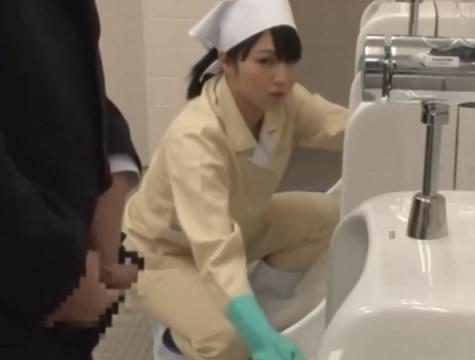 ［バック］マン〇が興奮で少し膨らみ、それに興奮して腰を振っちゃい快感に身を任せる女性
