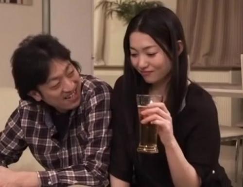 ［バック］性欲とともにドスケベな本能を開花させ、潮を垂らしながら悶えてしまう奥さん