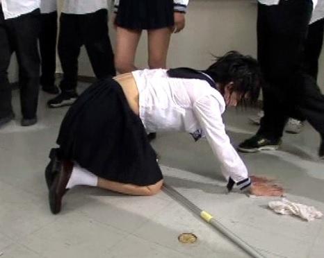 ［イラマチオ］目の前で熱を帯びたイチモツが迫り乾いていたはずの秘部が濡れていく美少女