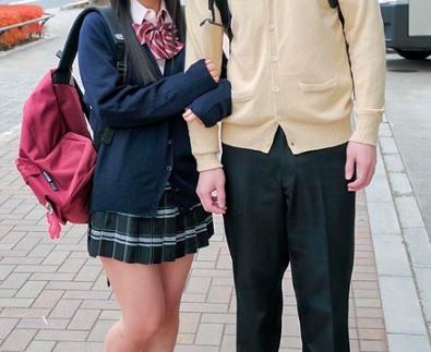 ［カップル］敏感な熱いま●こにペニスを受け入れ、無邪気な表情で満足イキするお嬢ちゃん