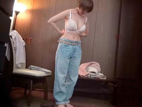 [隠し撮り]脱いだら隠れ巨乳なショートカットの女芸人が『私…エロいですよ？♡』中年巨根をねじ込まれ半泣きアクメw