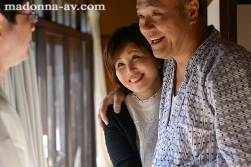 【熟女×中出し】久し振りに帰省した夜、お爺ちゃんと母親の地獄のような下品SEXを見てしまい勃起が止まらない！
