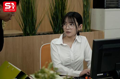 【地味OL×痴女】押しに弱くて何でも言う事を聞いてしまう眼鏡女子がセクハラ上司に狙われド淫乱化する！