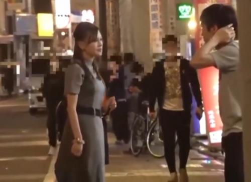 ［中出し×オイルマッサージ］美しい尻とぷっくりとした胸が魅力的な体つきで、硬くなったちん〇でヨガる美人妻