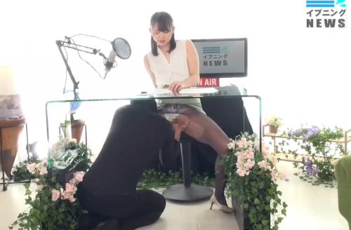 ナンパした女子大生にアナウンサーのゲームに挑戦して原稿を読みながらオッパイを揉まれバイブを出し入れされています。