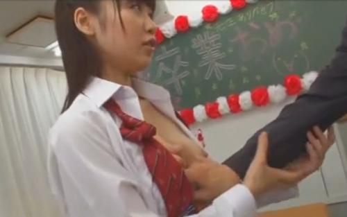 教え子の制服の美少女がブラを見せながら先生を誘惑机に座り足をM字に広げ突き入れて顔にブッカケられています。