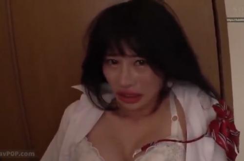 制服の女の子を呼び出し男に襲わせ嵌められ頭を押さえられ喉奥まで突き入れられ何度も嵌められています。
