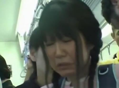 逃げ出した少女を追いかけ、お尻に触れ、パンティーを置き、剃毛したマン・に触れ、バイブレーターを突き入れ顔射しています。