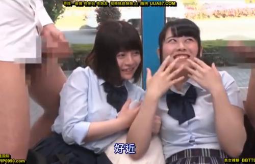 制服の美少女2人をマジックミラーの中へエッチな話をして目の前に2人の男のチン・が触りフェラをして嵌めて口の中で受け止めています。