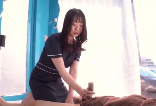 女子大生にマジックミラーの中で男性をマッサージチン・を手コキしながら添い寝をしてキス入れ替わり手マンをしています。