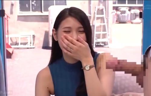 美人奥さんをナンパしてマジックミラーの中で勃起チン・を出して見せ手コキしてもらいブッカケ裸になりいろいろな体位で嵌めて中出ししています。