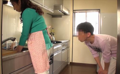 【音羽文子】油断して見せるブラチラやむち尻が堪らない！我慢できずに勃起して襲っちゃう