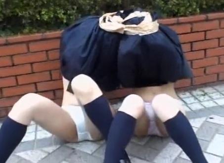 【イタズラレイプ】下校中の女子校生達が男達に突然襲われスカートをめくられパンツを脱がされる