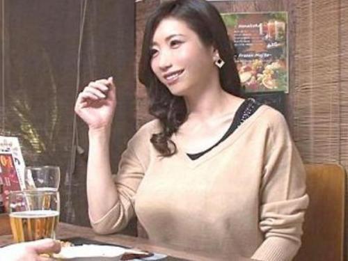[熟女連れ込み]３２歳が一人酒！寂しそうなおばさん口説いて自宅にお持ち帰り！不貞セックスを隠し撮り