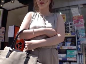 「50万くらい…」サラ金から出てきた女性に直撃！！いろいろと訳アリっぽい普通の主婦はアダルトビデオに出演してしまうのか