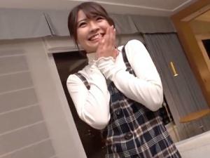 「入れて欲しい…」オナニーじゃ我慢できない！！見かけによらずエッチなこと大好きな少女をまずは指マン潮吹きで…