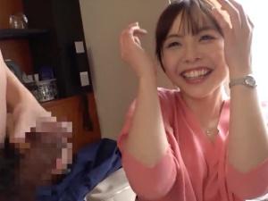 【人妻ナンパ】「おっきぃ…おっきぃ…」三十路には見えないロリ顔妻！！デカチンを前に照れまくりだった彼女が挿入でメス化し…