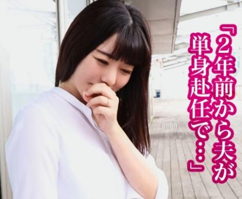 後ろからゆっくり胸を揉んだり、乳首を弄ったりしてみると「どっちも気持ちいいです…」とよがる奈子さん。