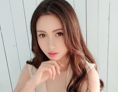ポルトガルのハーフ女子大生イザベラ。セクシーで整った顔立ち。向こうではTバックが主流なのかスベスベのお尻にTバック。