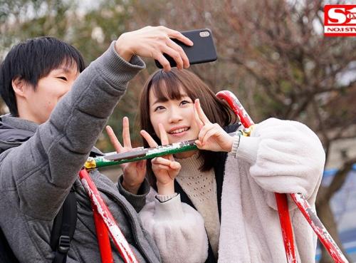 パンツを下ろして目の前に現れた肉棒に嬉しそうにしゃぶりつく… したい気持ちが大爆発の本能全開快楽SEX！