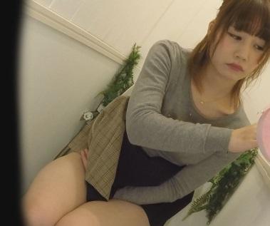 某所アウトレットの女子トイレに仕込まれたカメラの目の前で、撮られているとも知らずに本気オナニー…。