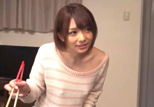 麻里梨夏｜親友の彼氏×誘惑×NTR｜ウブな素振りで胸チラ誘惑しちゃう小悪魔少女
